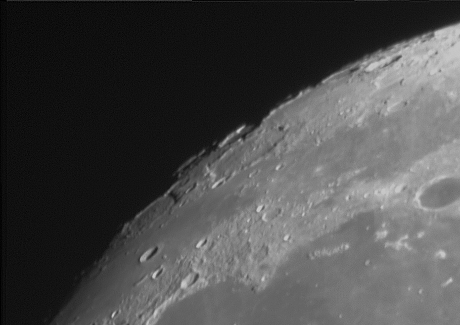 Mond mit Kraterrändern