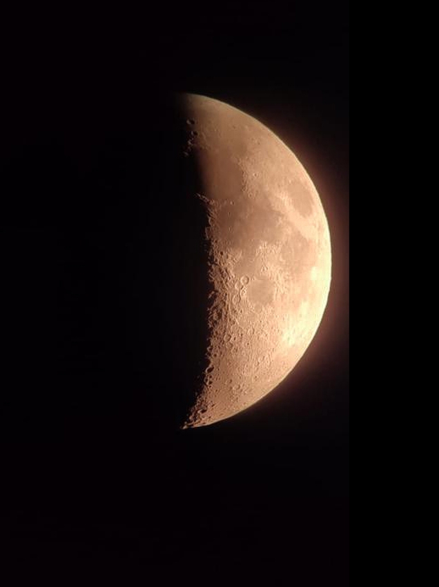 Besucherin Brigitte - fotografierte mit ihrem Handy durch das Okular des Refraktors den Mond.